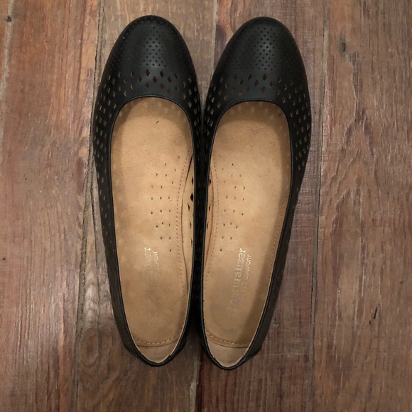 Naturalizer “Uncover” Flat in black. Never worn. - Picture 1 of 4